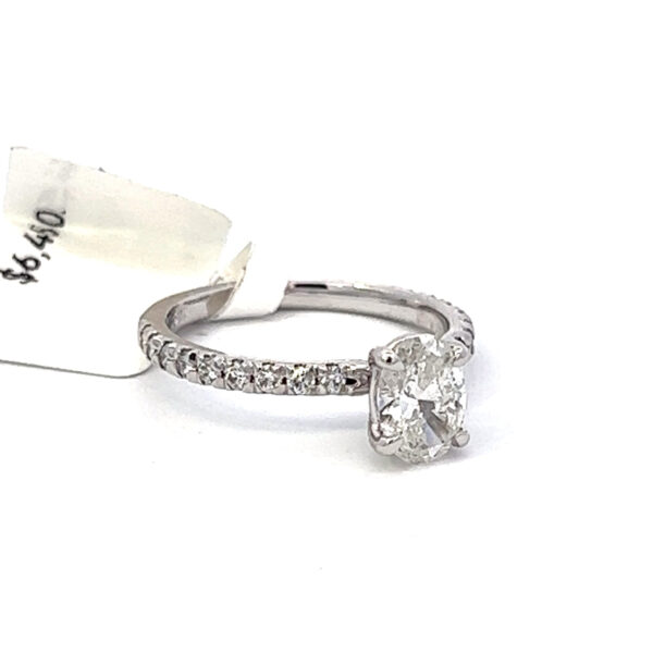 Oval Diamond Engagment Ring