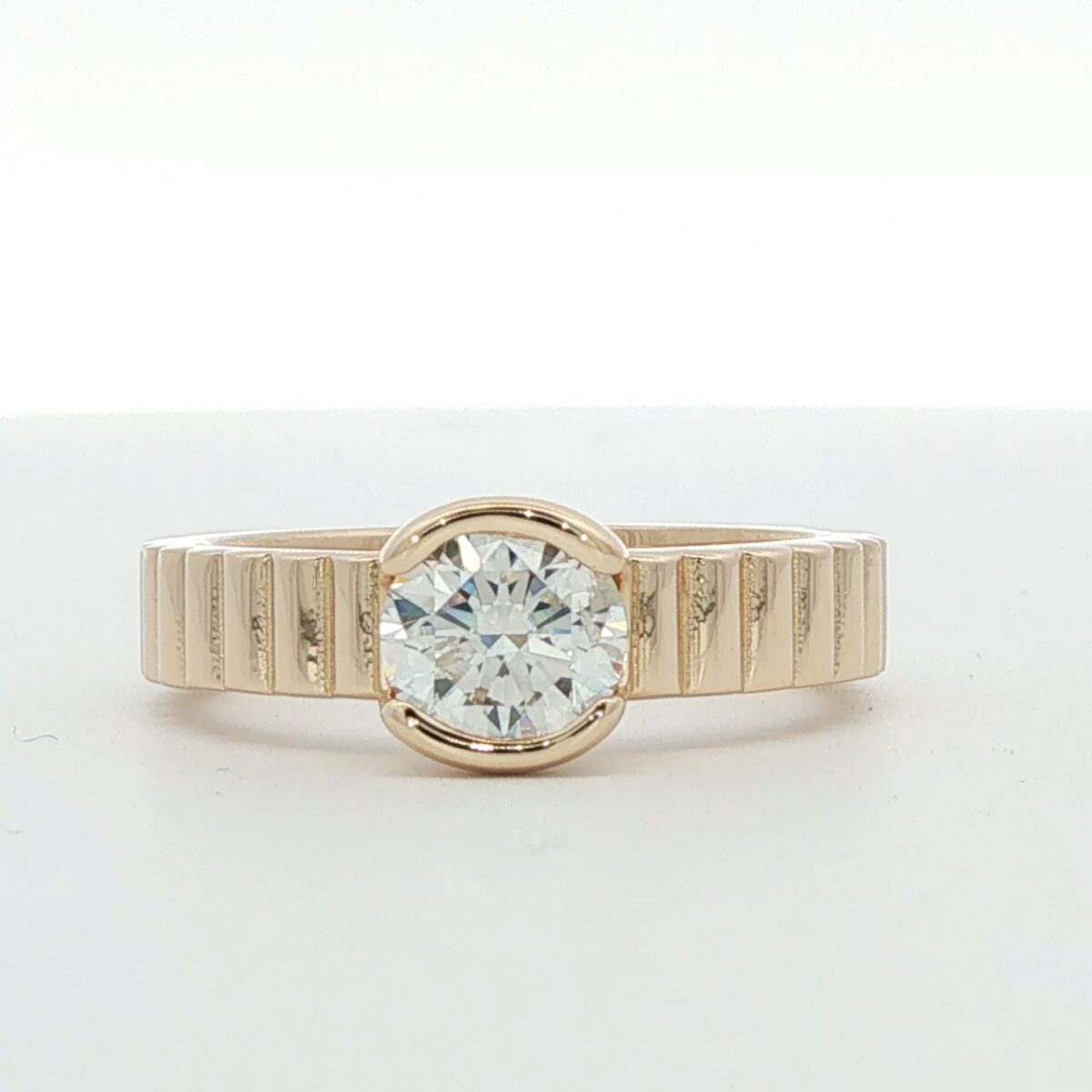 14K YG Ribbed Shank Half Bezel Diamond Engagment Ring w/ 1.02 ct. H-I1 Round Brilliant Diamond
