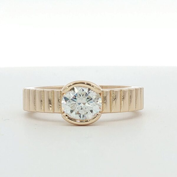 14K YG Ribbed Shank Half Bezel Diamond Engagment Ring w/ 1.02 ct. H-I1 Round Brilliant Diamond
